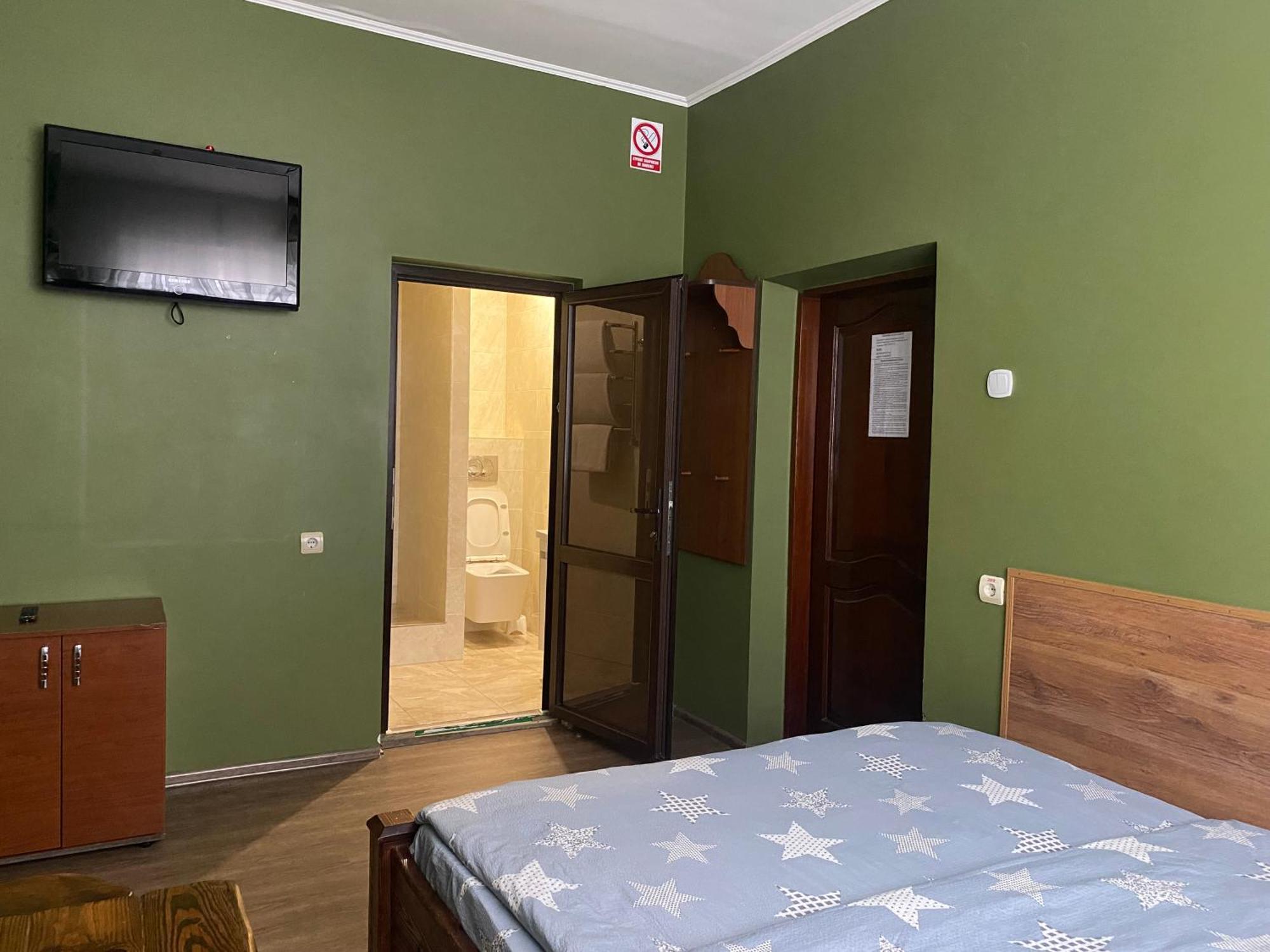 Mini-Hotel Neptun Ривне Екстериор снимка
